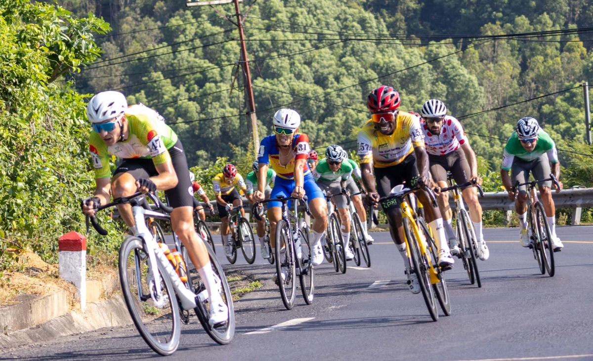 Chặng 15 chứng kiến màn so tài của các cua-rơ tại đèo Cả có tính điểm Vua leo níu (ảnh: BTC)