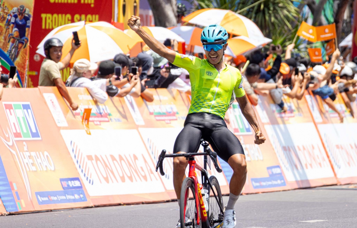 Đặng Thành Được ăn mừng chiến thắng chặng đầu tiên của đội Hà Nội tại cuộc đua này (ảnh: BTC)