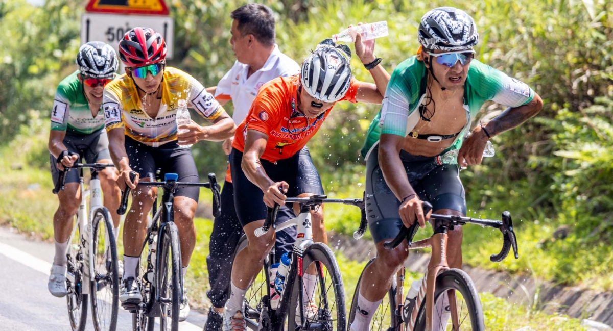 Các cua-rơ tiếp nước ở chặng đua leo hai ngọn đèo Khánh Lê và Giang Ly (ảnh: BTC)