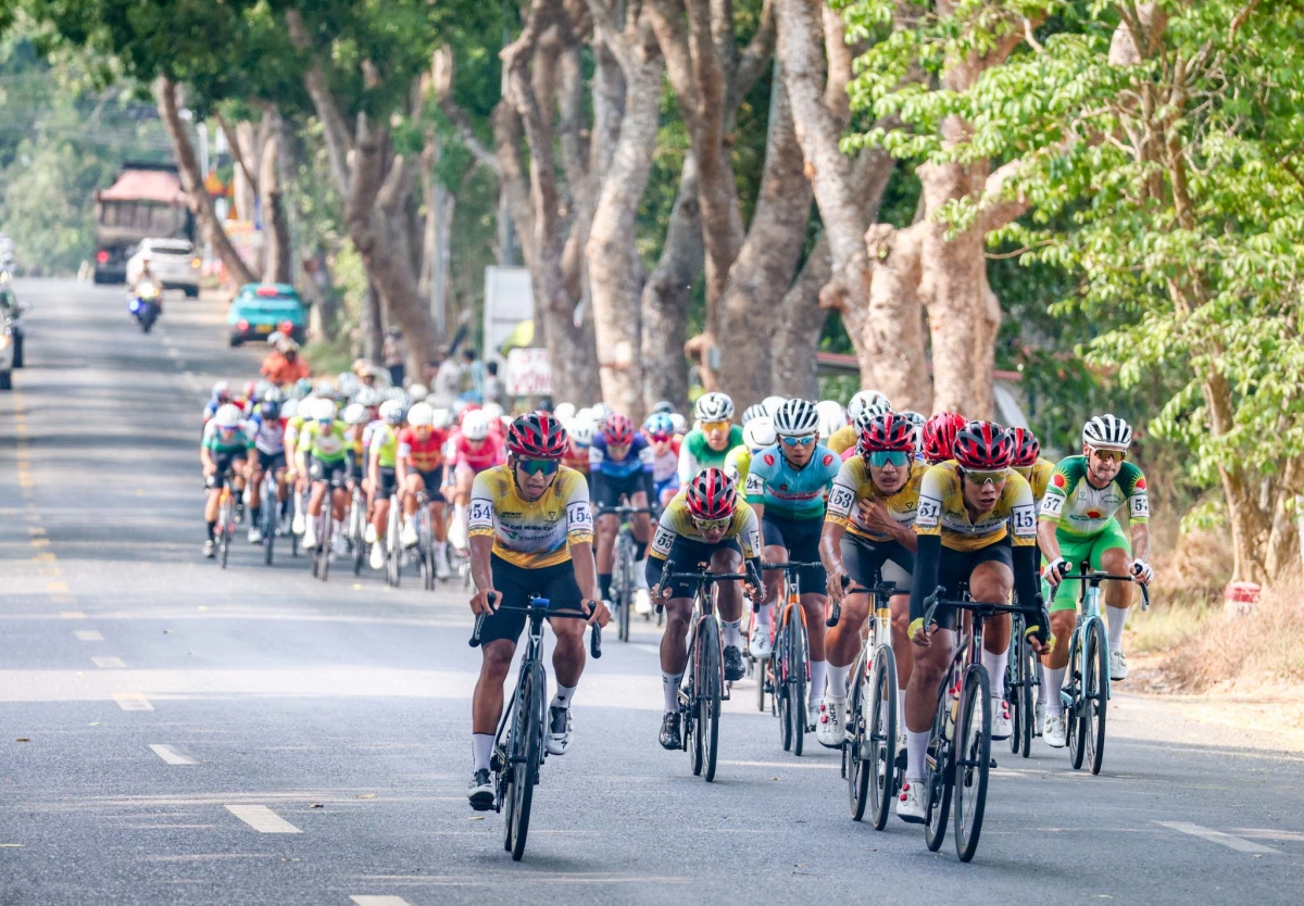 Các cua-rơ tranh tài trên lộ trình 141km ở chặng 20 của cuộc đua (ảnh: BTC)