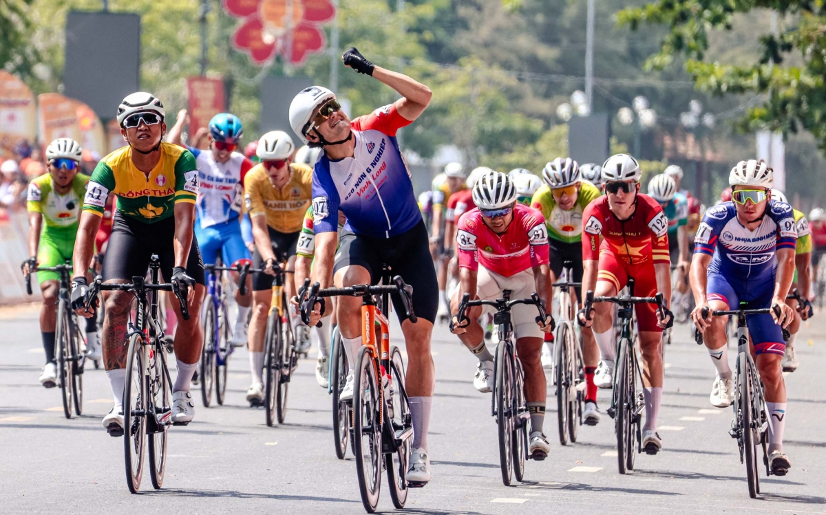 Patrick Patterson ăn mừng chiến thắng chặng thứ tư ở cuộc đua năm nay (ảnh: BTC)