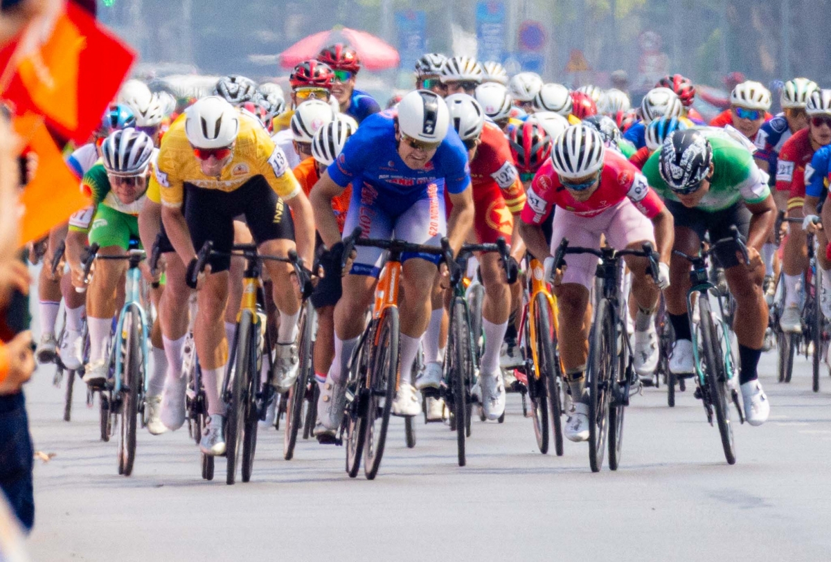 Các tay đua tung nước rút trước đích đến với tốc độ lên tới gần 70km/h (ảnh: BTC)