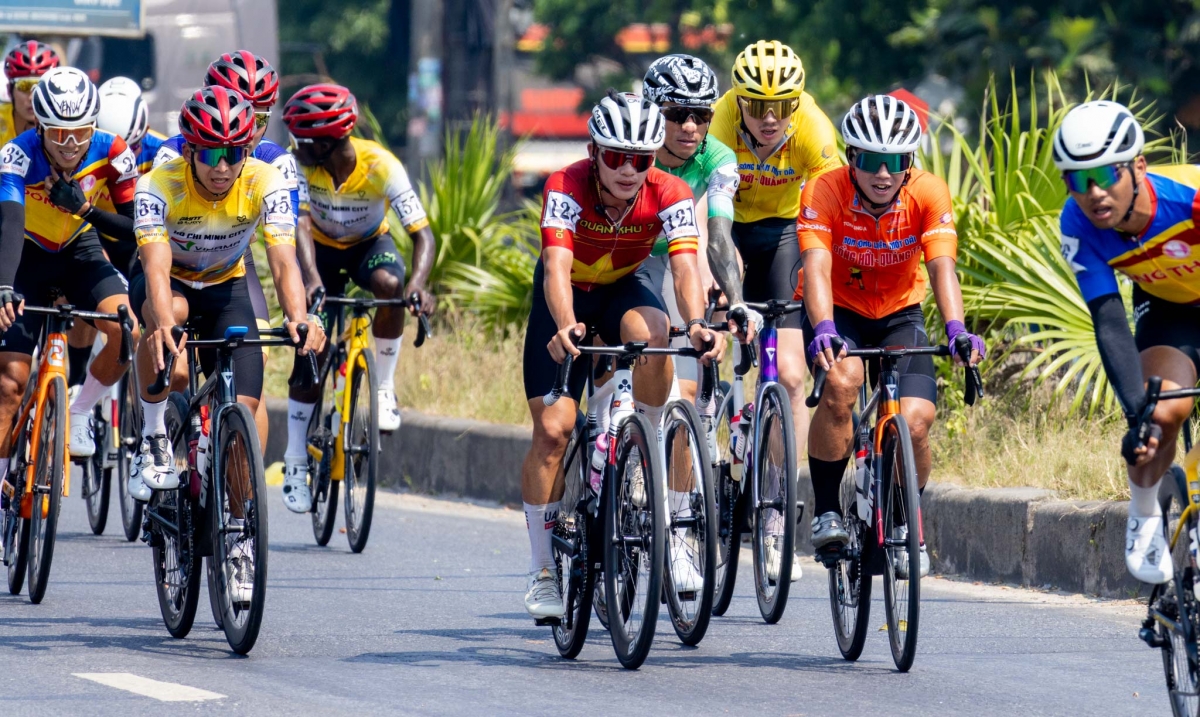 Các tay đua tiếp tục trải qua ngày thi đấu dưới điều kiện thời tiết nắng nóng (ảnh: BTC)