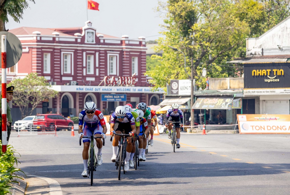 Chặng đua có lộ trình chỉ hơn 50km giúp các tay đua bung sức (ảnh: BTC)