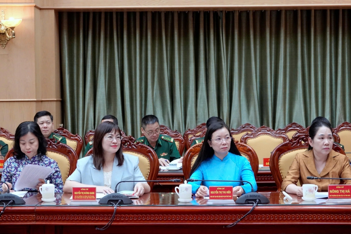 Đại biểu các cơ quan phối hợp đánh giá cao mô hình chuyển đổi số của BĐBP (Ảnh: Nguyễn Minh)