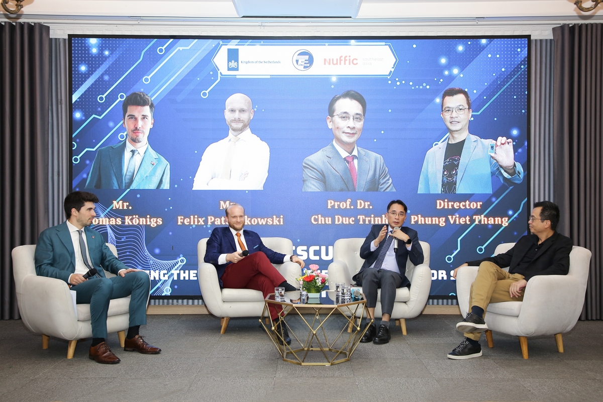 Các diễn giả, nhà khoa học chia sẻ tại phiên tọa đàm (Ảnh: UET)