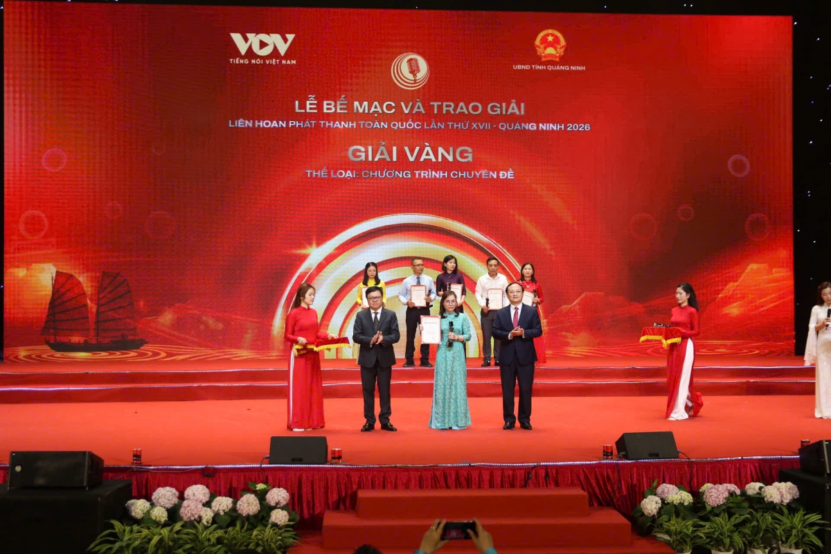 Tác giả Diệu Linh, đại diện nhóm tác giả nhận giải Vàng cho tác phẩm “Sức mạnh Việt Nam từ chiều sâu văn hóa”