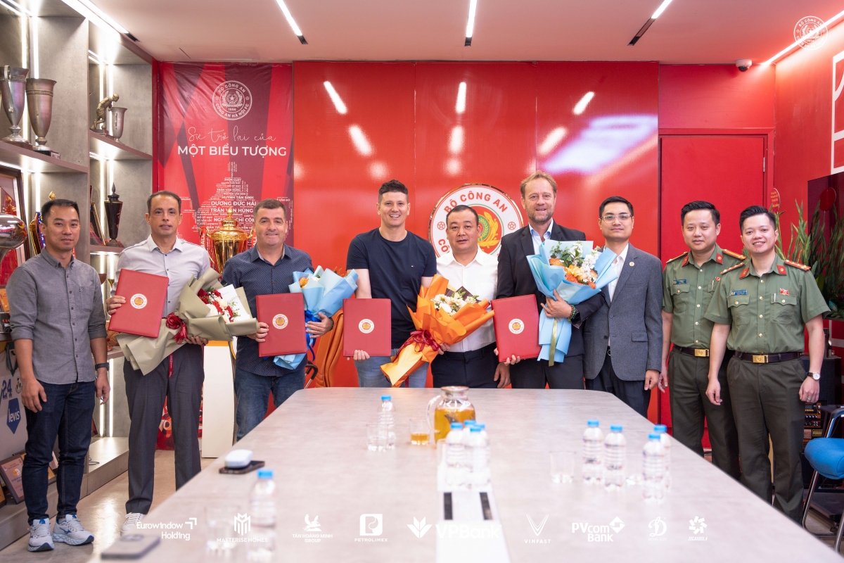 CLB CAHN gia hạn hợp đồng với HLV Alexandre Polking và các thành viên BHL (ảnh: CAHN)