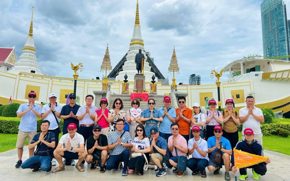 Du khách tham quan và trải nghiệm văn hóa tại Thái Lan. Ảnh: Flamingo Redtours