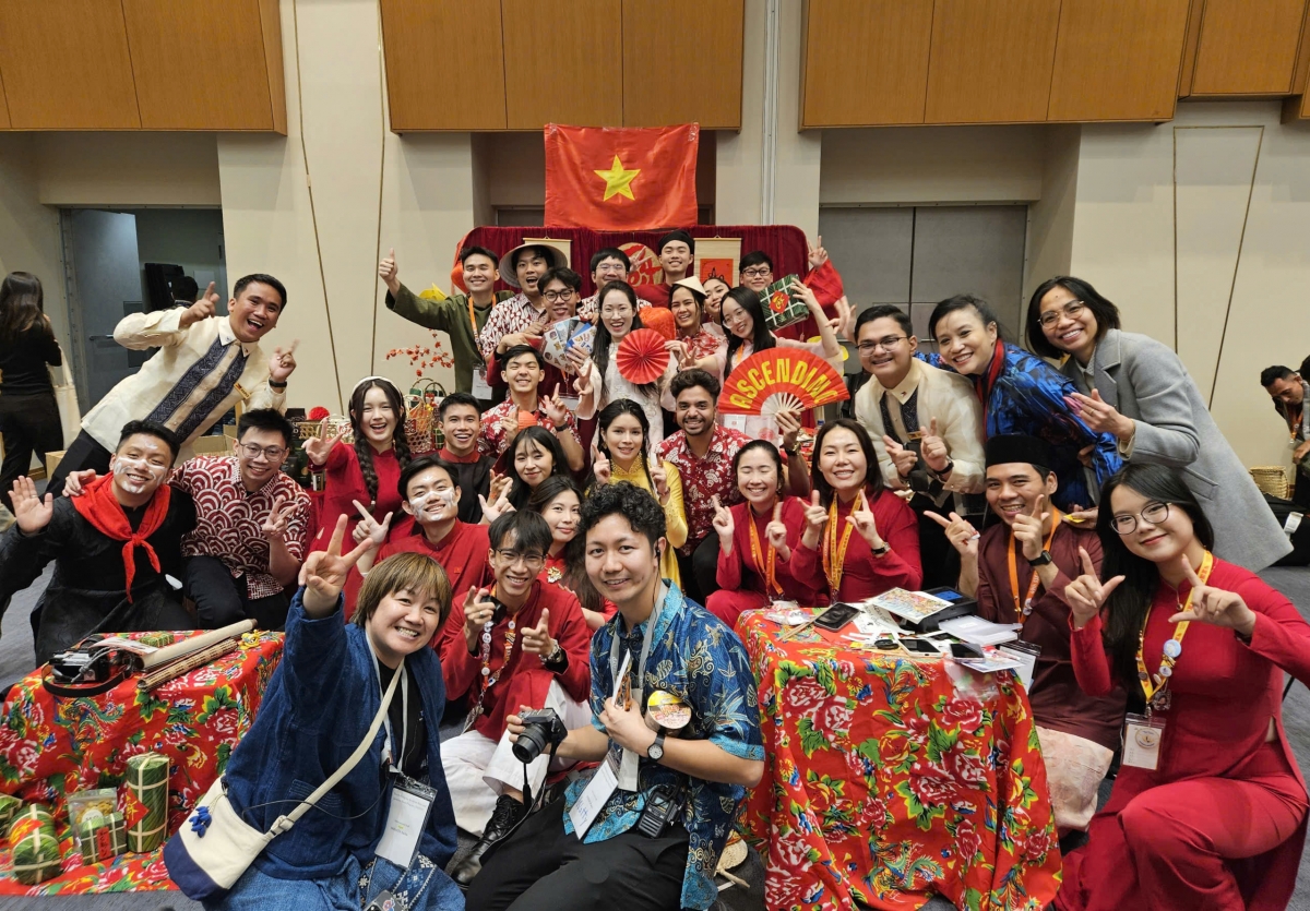 Tham gia tàu Thanh niên Đông Nam Á- Nhật Bản 2026 không chỉ là cơ hội giới thiệu về đất nước, con người Việt Nam mà giúp những người trẻ như chị Gia Hân học hỏi được nhiều điều mới mẻ từ chính các bạn trẻ các quốc gia khác. Ảnh: NVCC