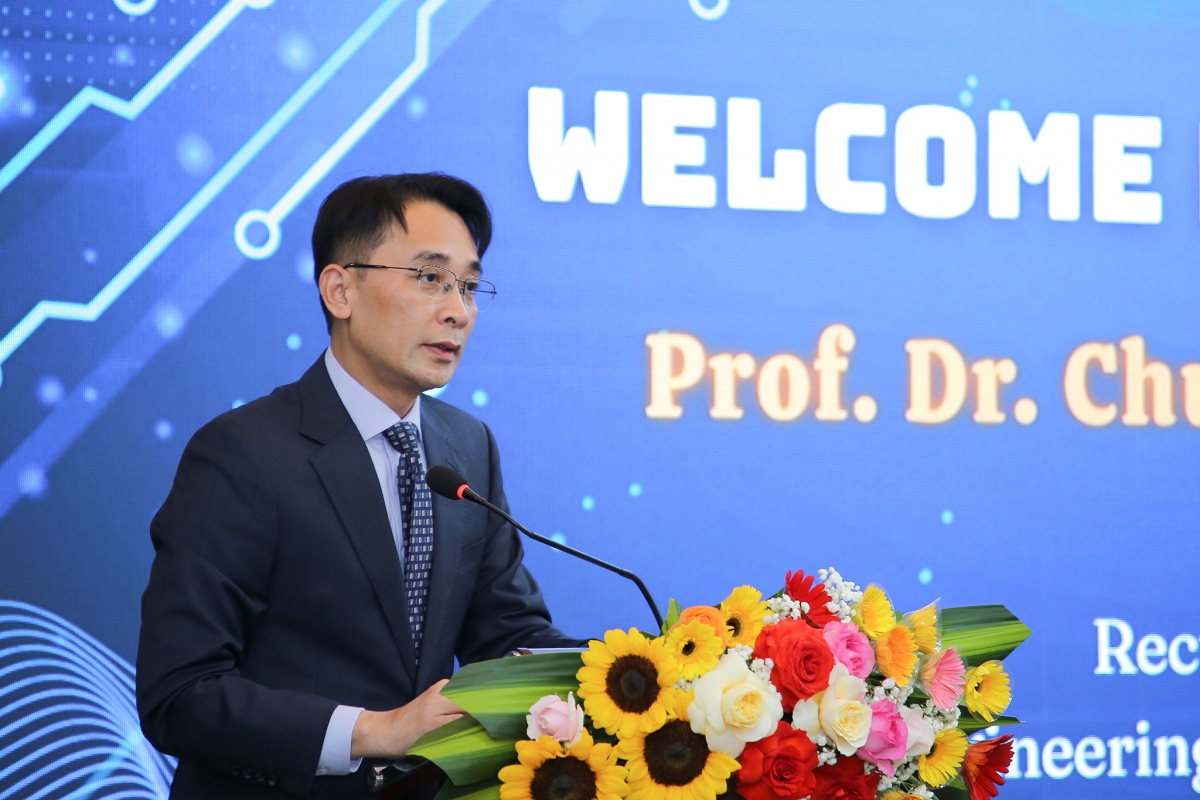 GS.TS Chử Đức Trình, Hiệu trưởng trường Đại học Công nghệ (ĐHQG Hà Nội) phát biểu tại hội thảo
(Ảnh: UET)