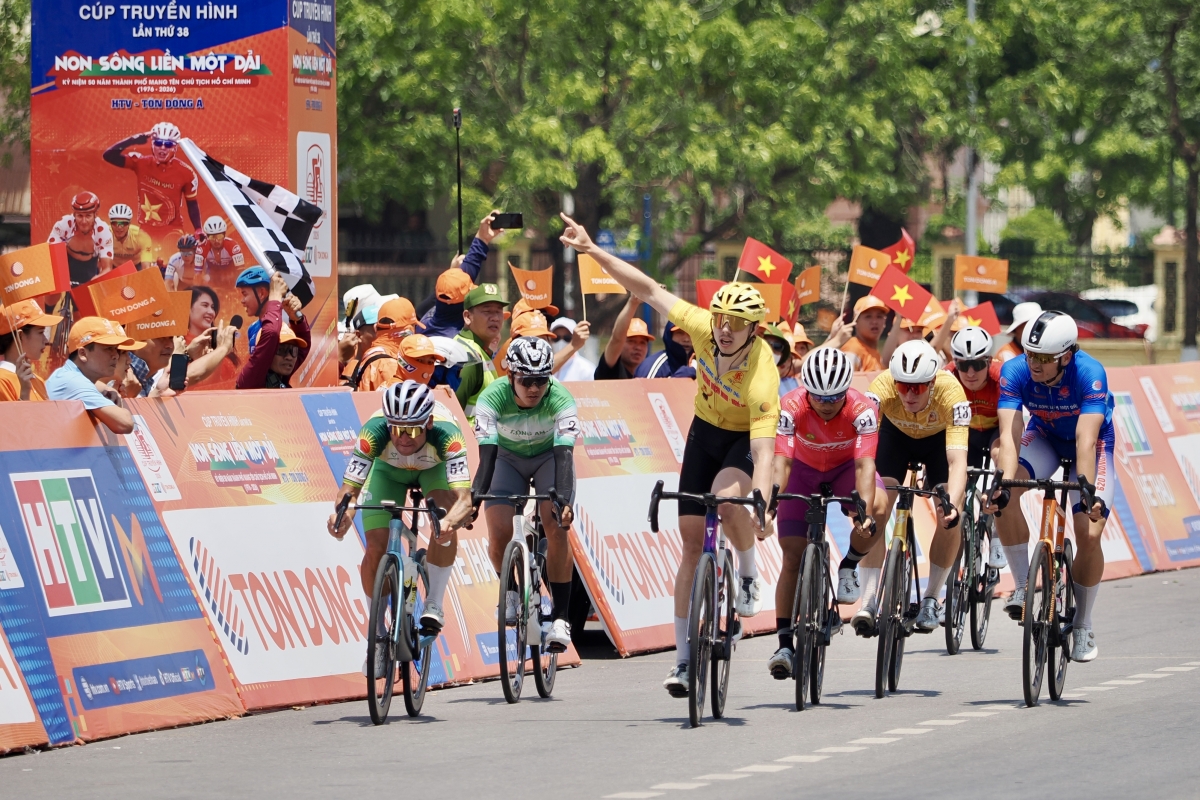 Marchuk Dzianis lần thứ ba thắng chặng để giữ vững cả Áo vàng và Áo xanh sau 7 chặng (ảnh: BTC)