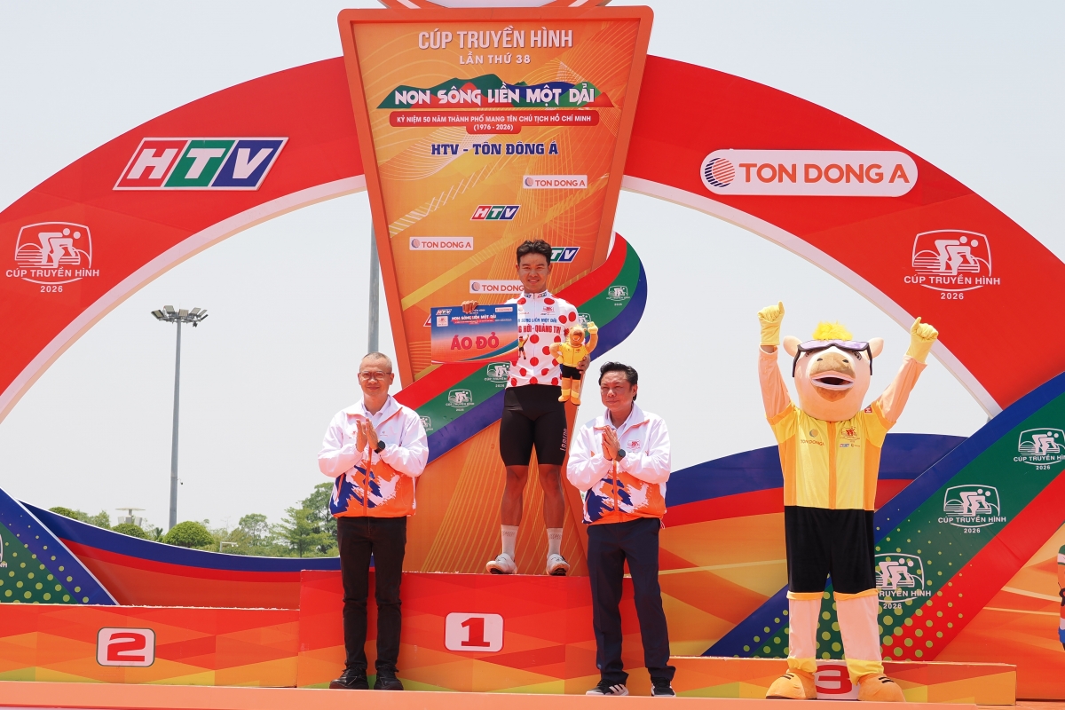 Đặng Thành Được mặc áo chấm đỏ sau chặng leo đèo đầu tiên của cuộc đua năm nay (ảnh: BTC)