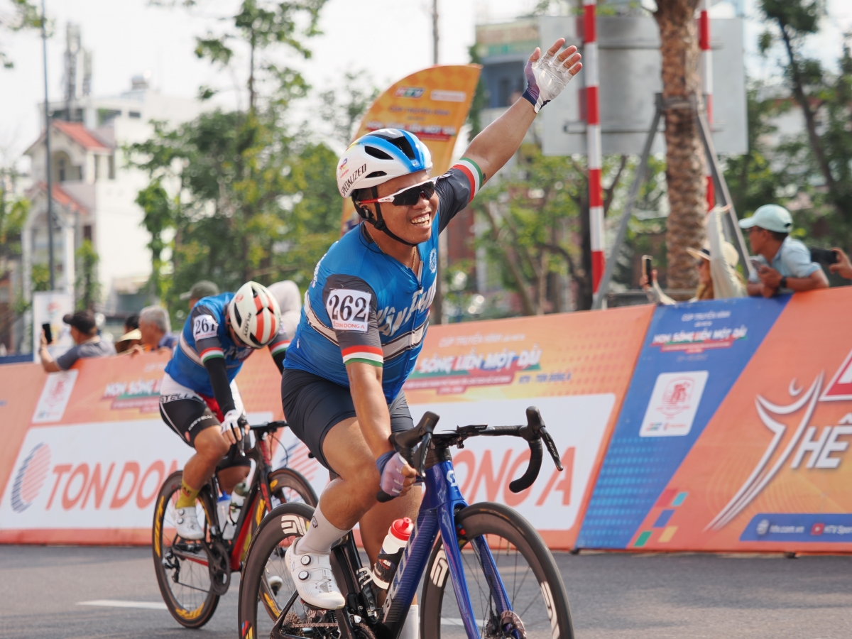 Tay đua Việt kiều Trần Clement Em sau khi cán đích đầu tiên ở chặng đua Quy Nhơn (ảnh: BTC)