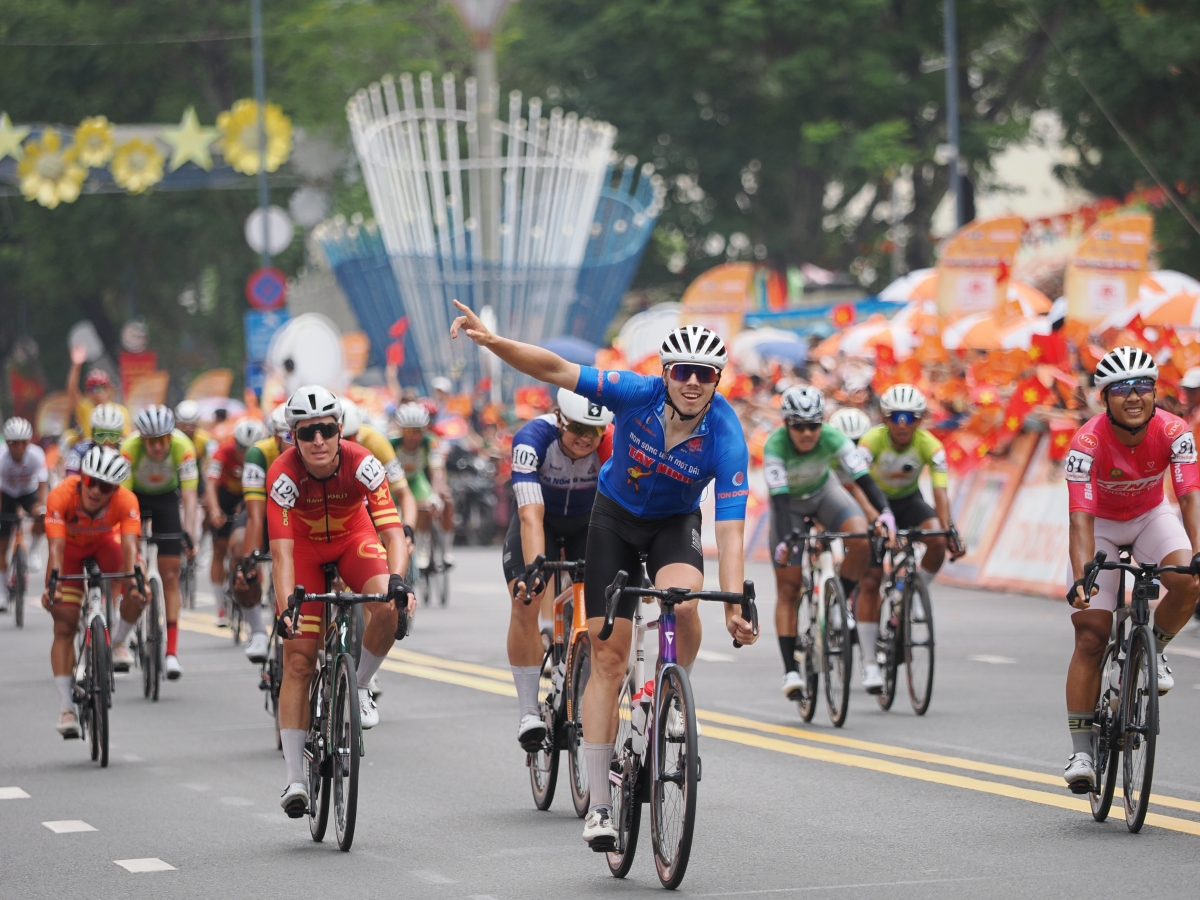 Niềm vui của Marchuk Dzianis khi cán đích trước dinh Thống Nhất trưa ngày 30/4 (ảnh: BTC)