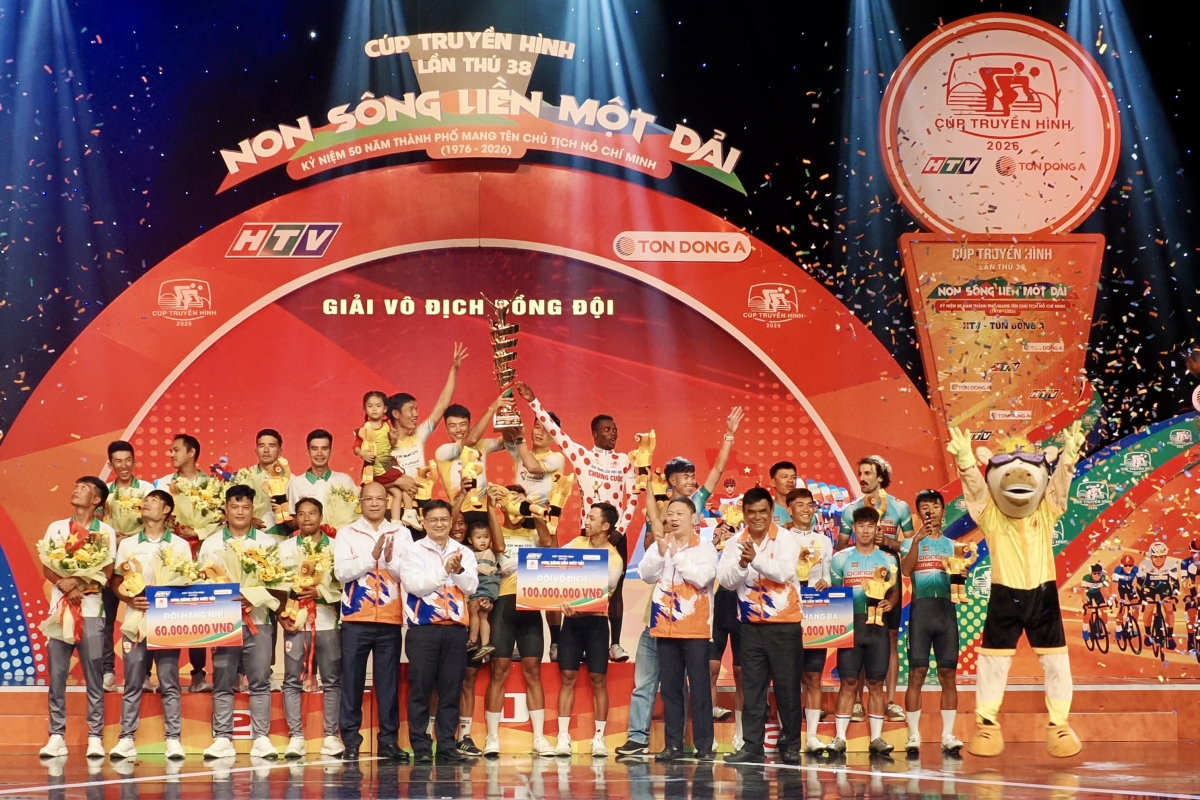 Đội đua TP.HCM Vinama nhận giải thưởng đồng đội (ảnh: BTC)