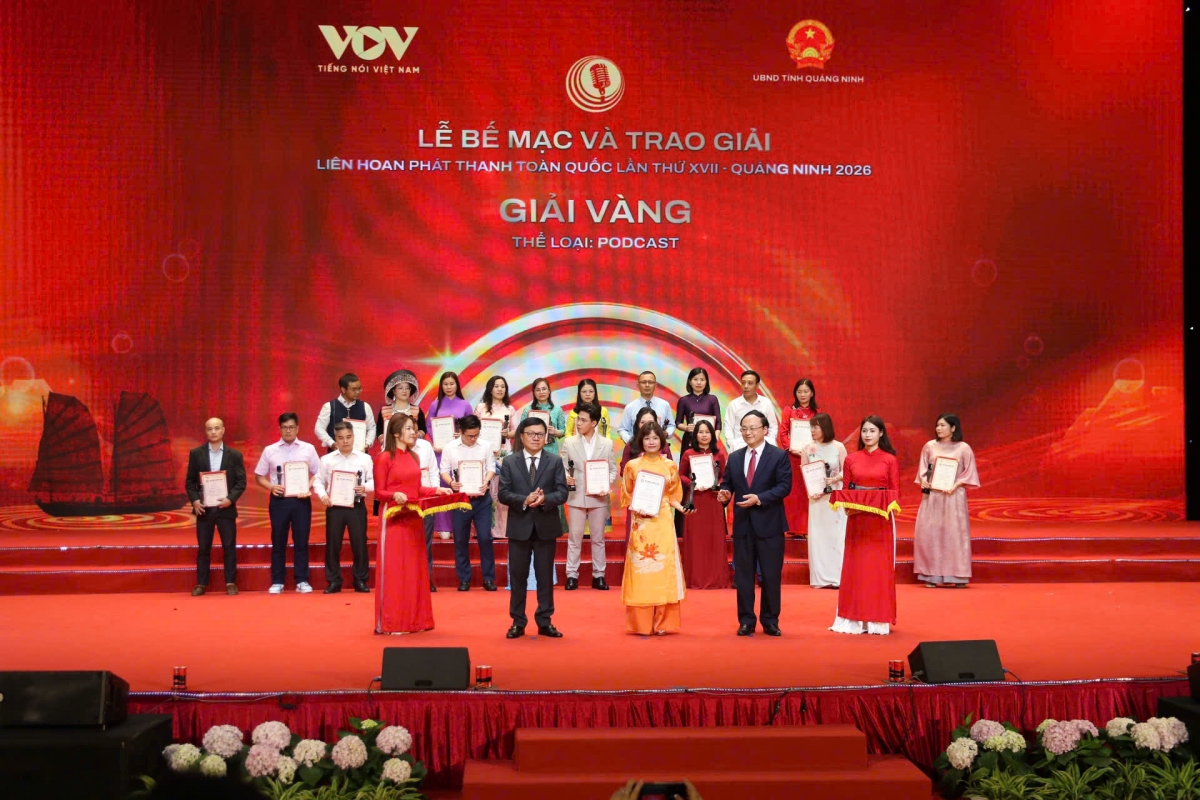 Đại diện nhóm tác giả nhận giải Vàng tác phẩm “Giữ lửa văn hóa từ nhịp sống riêng”