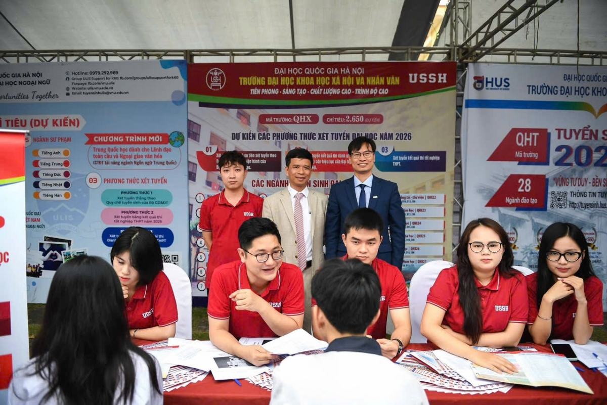 Các thầy cô Trường ĐH Khoa học xã hội và nhân văn (VNU) tư vấn cho thí  sinh (Ảnh: VNU)