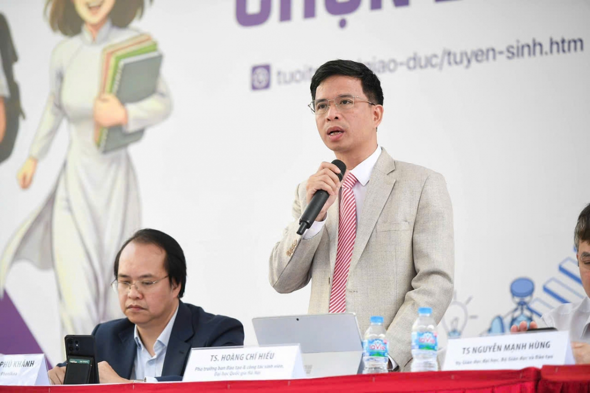 TS Hoàng Chí Hiếu, Phó trưởng Ban Đào tạo ĐHQG Hà Nội tại ngày hội tư vấn tuyển sinh 3/2026
(Ảnh: NVCC) 