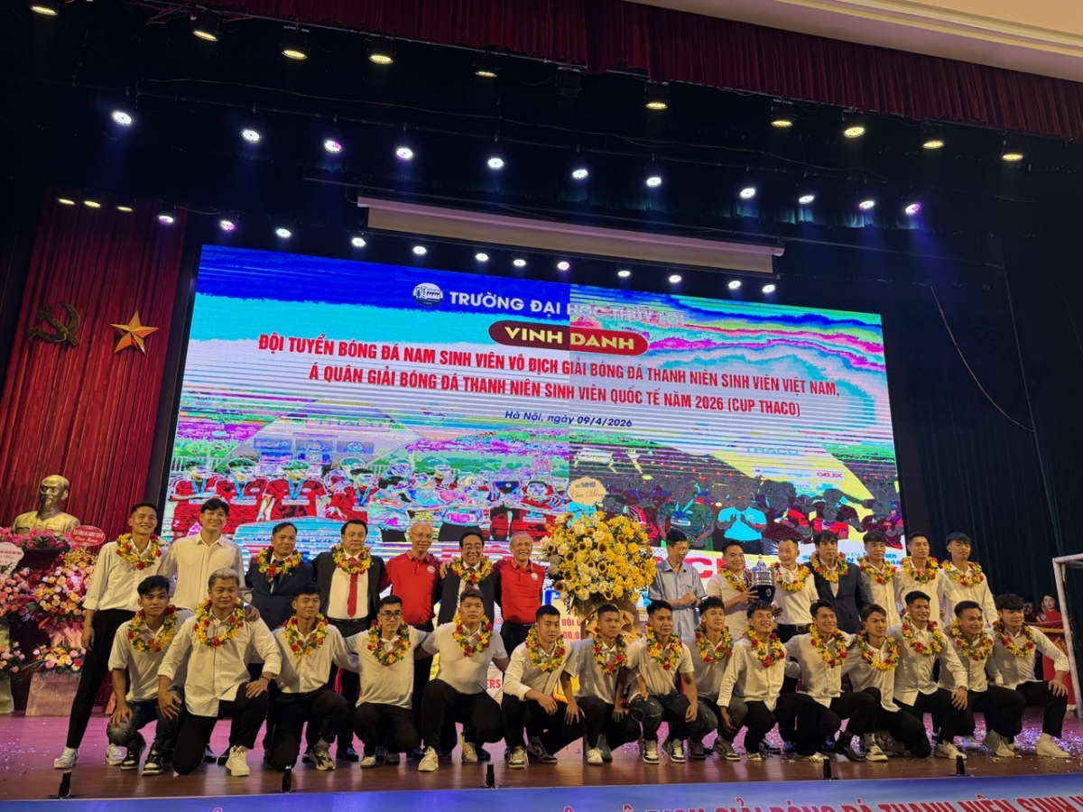 23 cầu thủ của đội tuyển bóng đá sinh viên ĐH Thủy Lợi cùng các HLV và các thầy trong
Ban Giám hiệu (Ảnh: Thu Lương) 