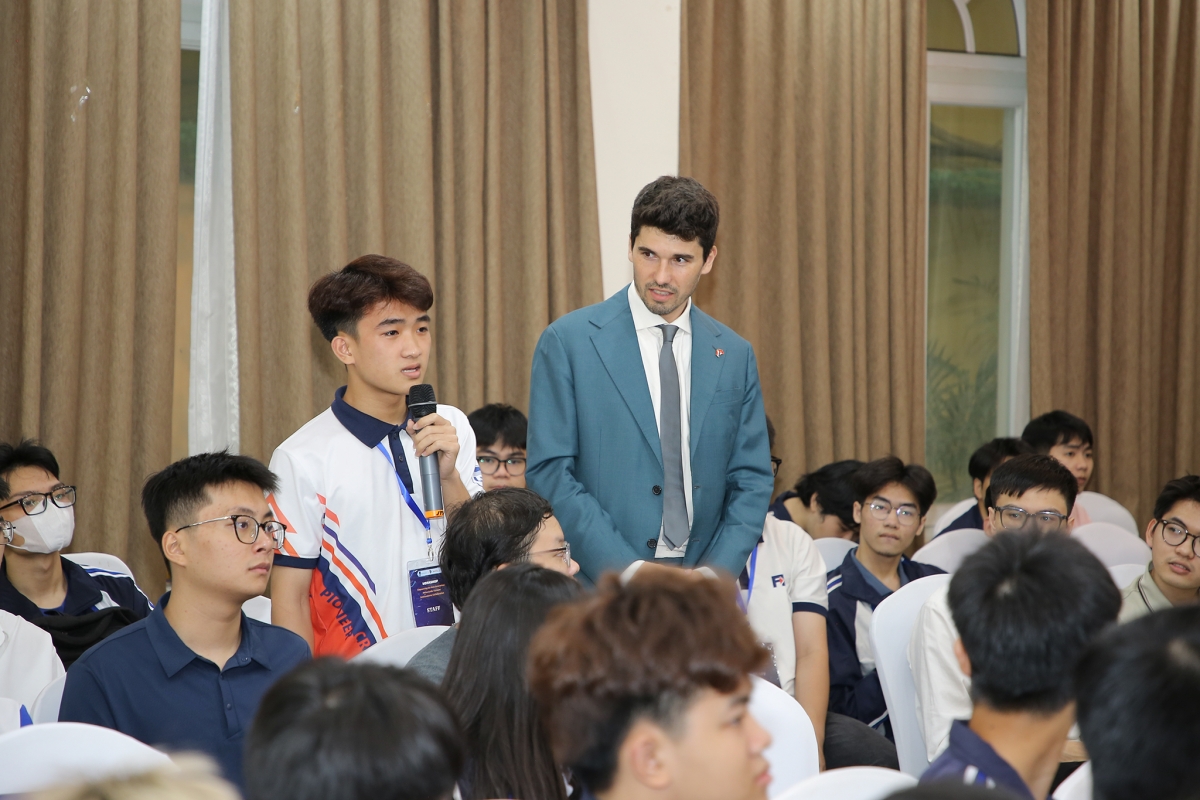 Sinh viên đặt câu hỏi tới các chuyên gia, doanh nghiệp ngành vi mạch bán dẫn 
(Ảnh: UET)