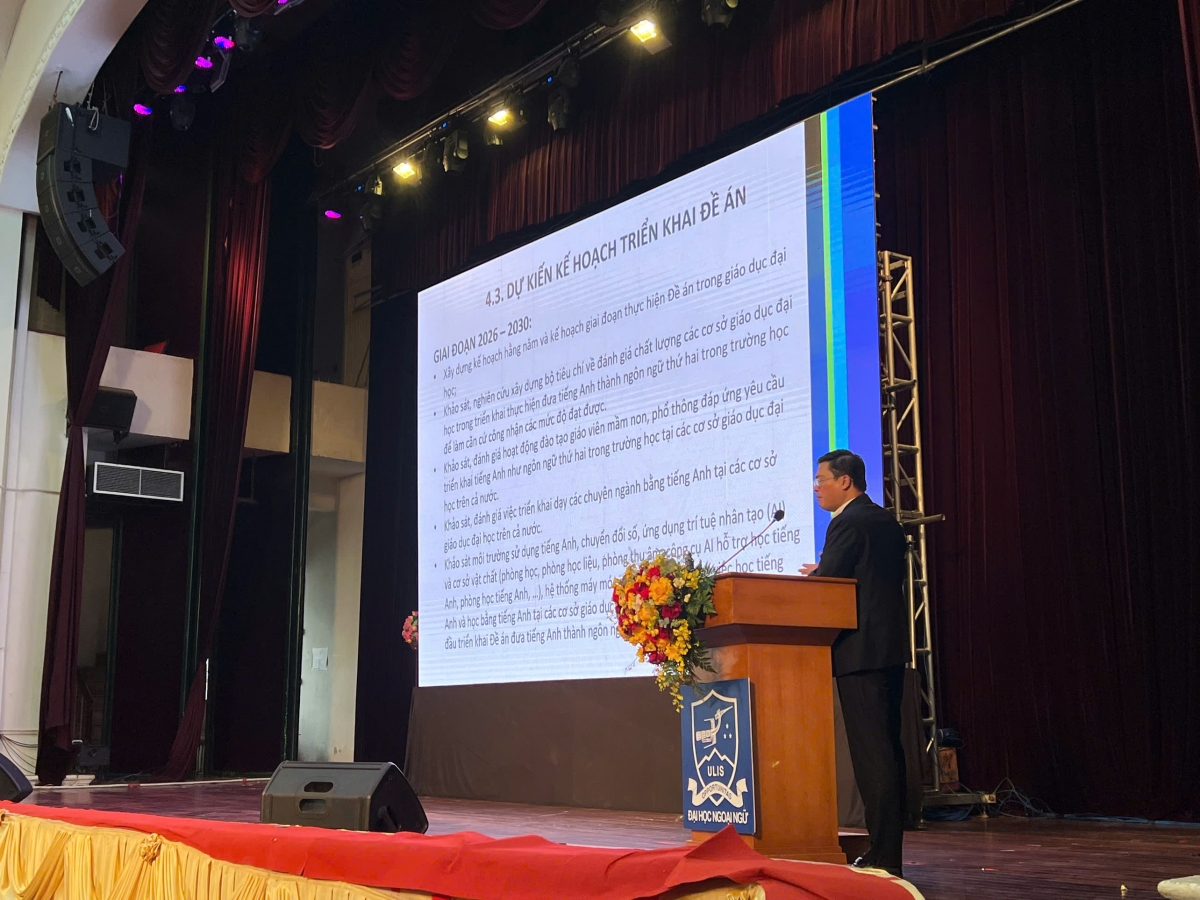 TS Đặng Văn Huấn - Phó Vụ trưởng Vụ Giáo dục Đại học Bộ GD-ĐT trình bày tham luận
(Ảnh : Thu Lương)