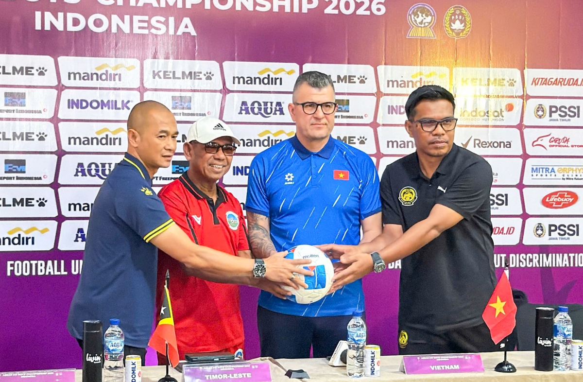 HLV Cristiano Roland (áo xanh) trong cuộc họp báo trước giải Vô địch U17 Đông Nam Á (ảnh: VFF)