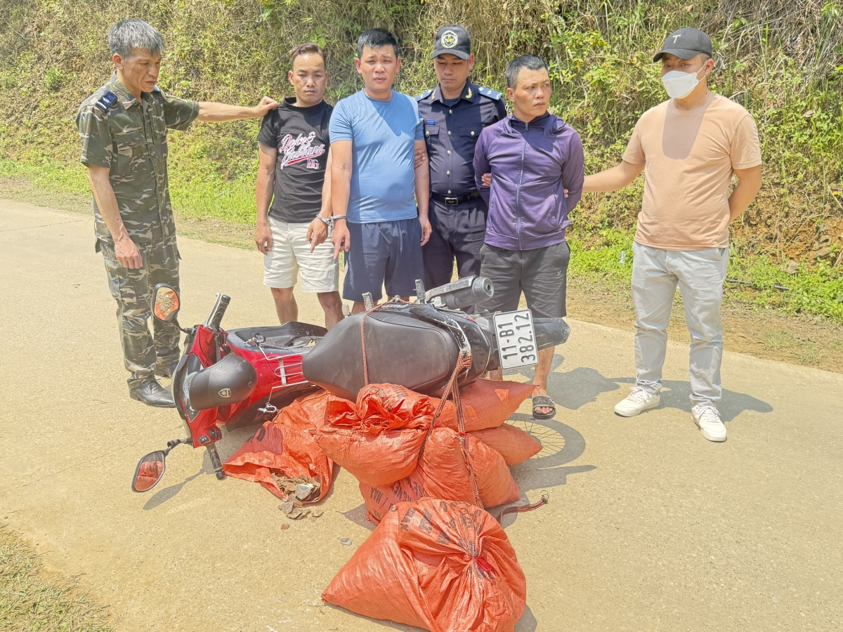 Các đối tượng vận chuyển hơn 59kg vảy nghi là vảy tê tê - Ảnh: Cục Hải quan