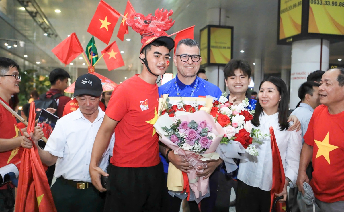 HLV trưởng U17 Việt Nam, ông Cristiano Roland trong vòng tay người hâm mộ (ảnh VFF)
