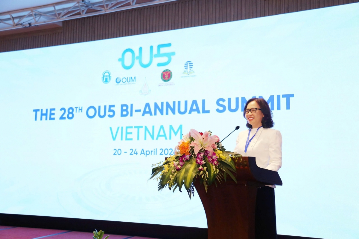 PGS.TS Nguyễn Thị Nhung – Hiệu trưởng Trường Đại học Mở Hà Nội phát biểu tại hội nghị (Ảnh HOU)