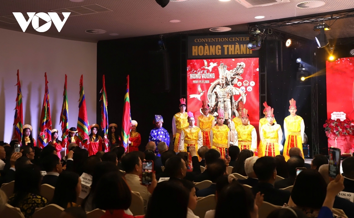 Đại diện lãnh đạo các hội đoàn người Việt tại Séc và châu Âu dâng lễ vua Hùng.