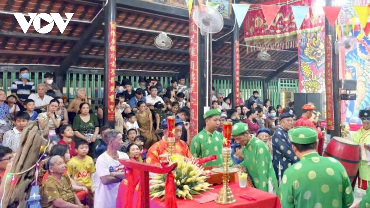 Đông đảo người dân đến dự Lễ Kỳ yên hạ điền và cúng Giỗ Tổ Hùng Vương