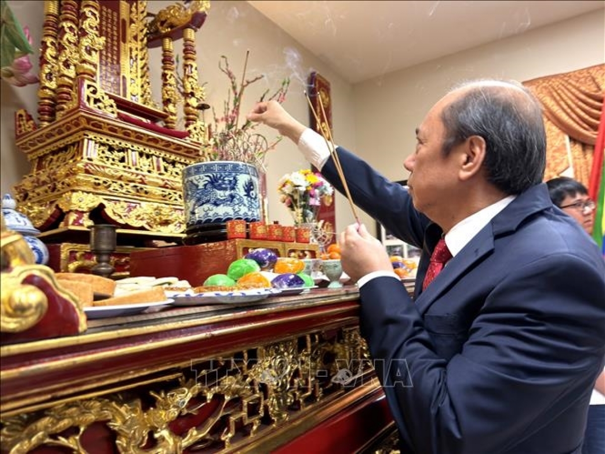 Đại sứ Nguyễn Quốc Dũng dâng hương tưởng nhớ các Vua Hùng. Ảnh: qdnd.vn