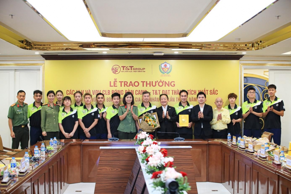 Nhà sáng lập T&amp;T Group Đỗ Quang Hiển trao thưởng 1,3 tỷ đồng cho đội bóng bàn CAND – T&amp;T sau thành tích xuất sắc tại giải bóng bàn toàn quốc 2025 (ảnh: BTC)