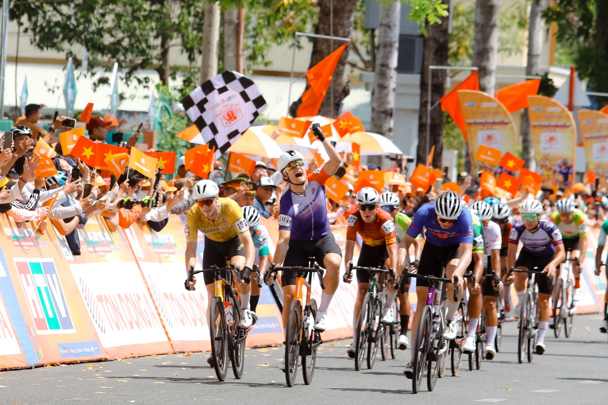 Patrick Patterson ăn mừng chiến thắng chặng thứ 5 tại giải (Ảnh: BTC)