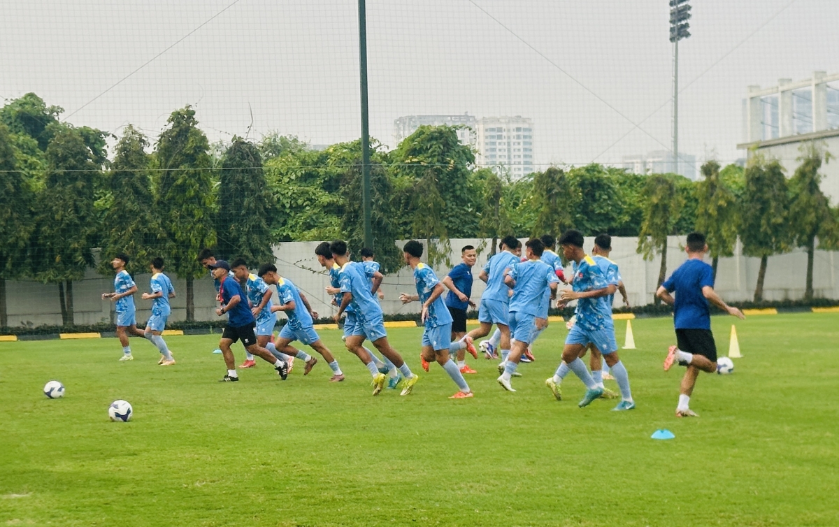 Các cầu thủ U17 Việt Nam miệt mài luyện tập