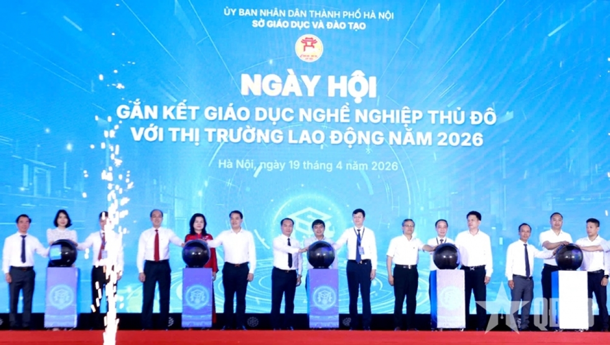 Các đại biểu thực hiện nghi thức khai mạc ngày hội gắn kết giáo dục nghề nghiệp Thủ đô với thị trường lao động năm 2026. (Ảnh BTC)