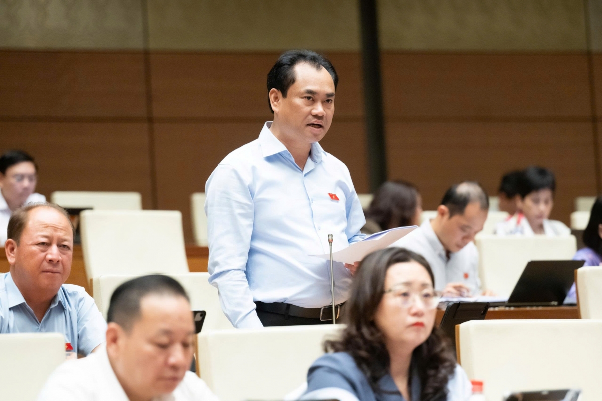 Bộ trưởng Bộ Nông nghiệp và Môi trường Trịnh Việt Hùng phát biểu, trả lời ý kiến đại biểu Quốc hội (Ảnh: Quochoi.vn)