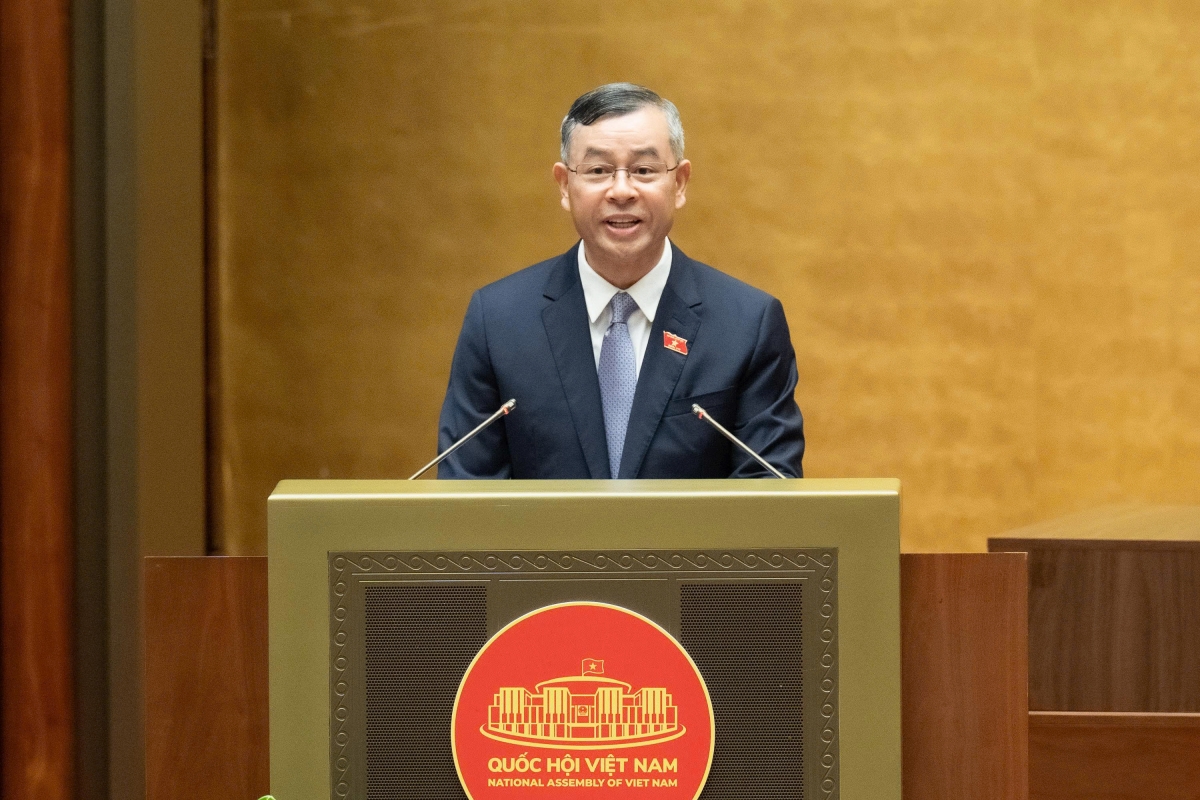 Bộ trưởng Bộ Tài chính Ngô Văn Tuấn thừa ủy quyền của Thủ tướng Chính phủ trình bày Báo cáo giải trình, tiếp thu, chỉnh lý dự thảo Nghị quyết (Ảnh: quochoi.vn)