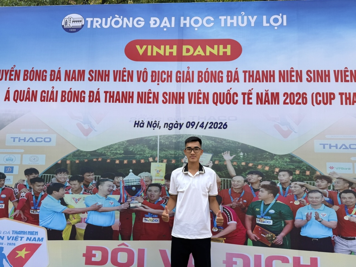 Hoàng Văn Lâm - cầu thủ xuất sắc nhất giải, sinh viên có thành tích học tập xuất sắc
(Ảnh: Thu Lương )