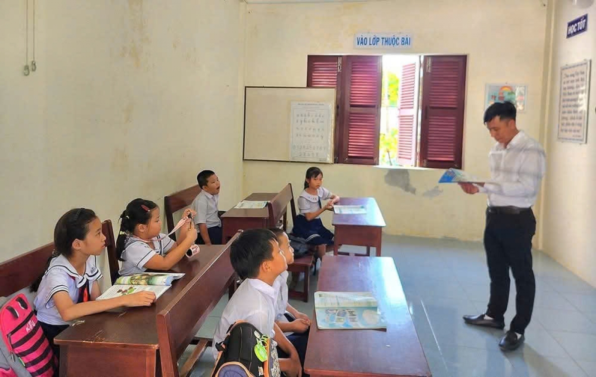 Mỗi giờ học trên đảo, giáo viên lại truyền tình yêu sách tới các em học sinh (Ảnh: CTV)