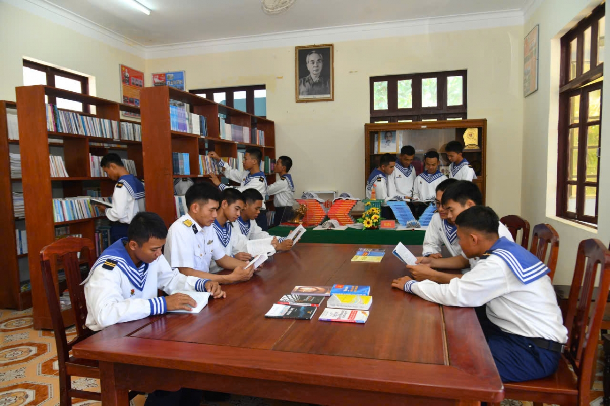 Cán bộ chiến sĩ đảo Sơn Ca tìm hiểu rất nhiều loại sách (Ảnh: CTV)