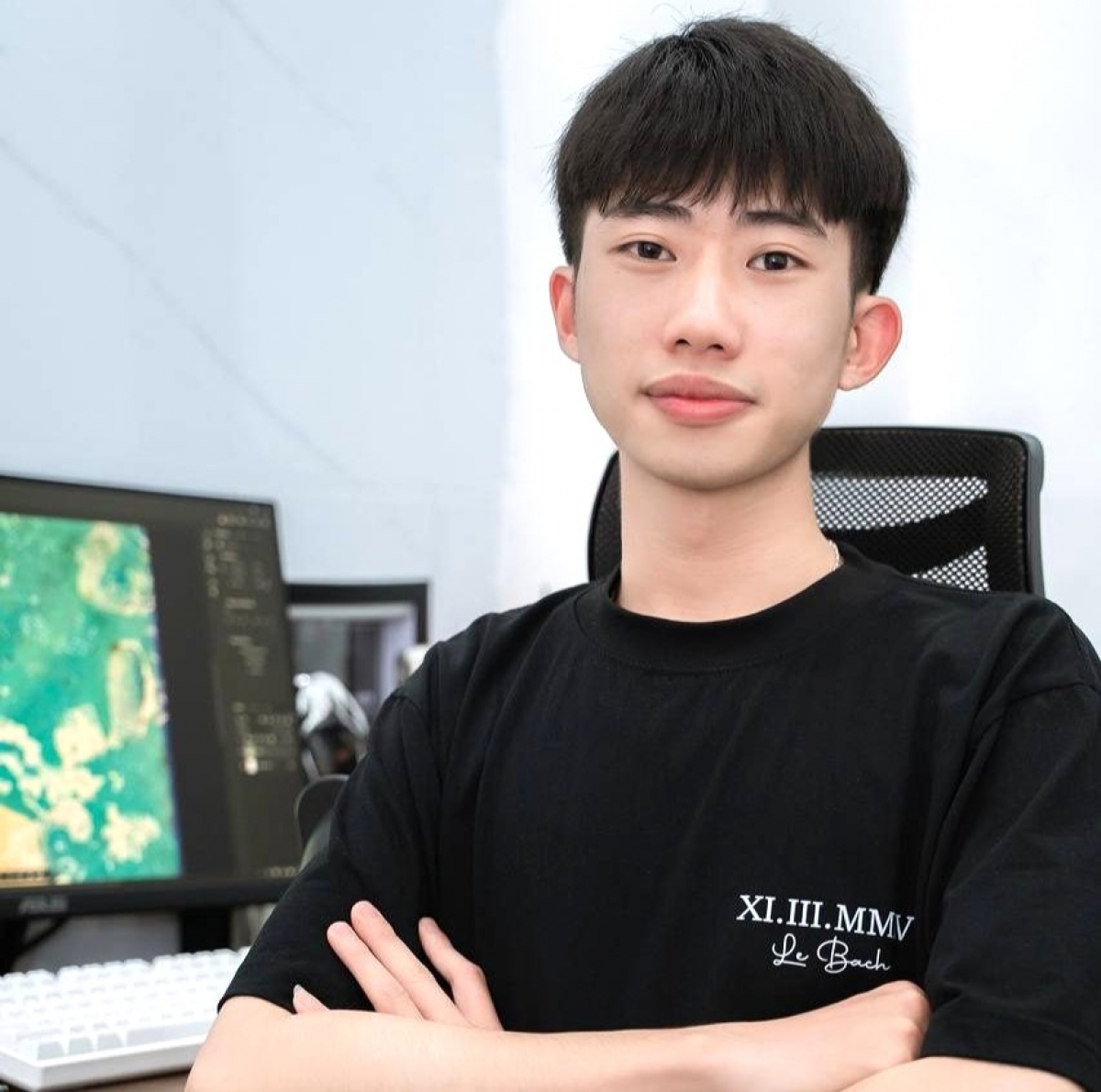 Lê Bách - chàng trai trẻ giúp mọi người phục chế miễn phí những tấm ảnh cũ hoặc bị hư hỏng (Ảnh NVCC)