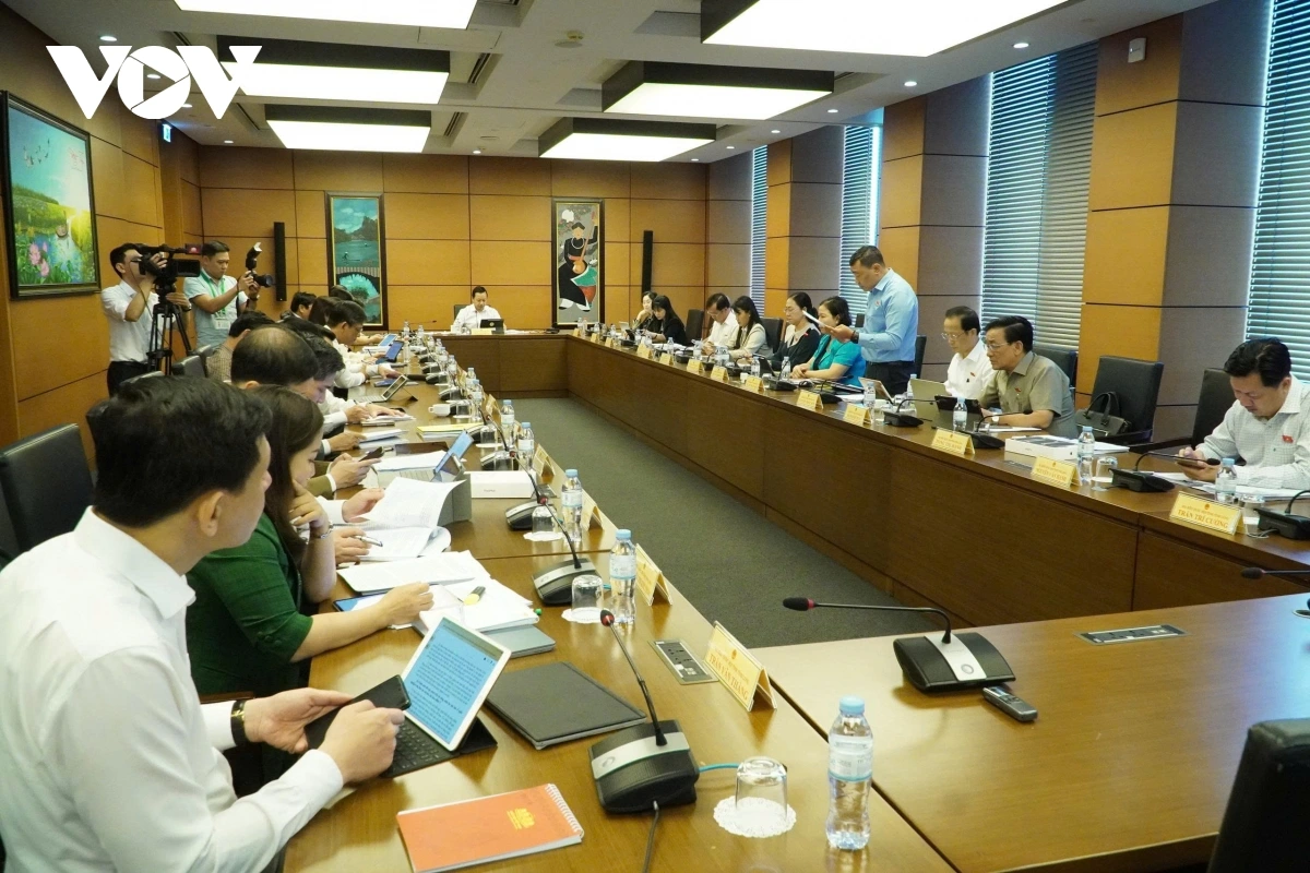 Các đại biểu quốc hội thảo luận tại tổ về thí điểm chế định luật sư công tại kỳ họp thứ nhất quốc hội khóa 16