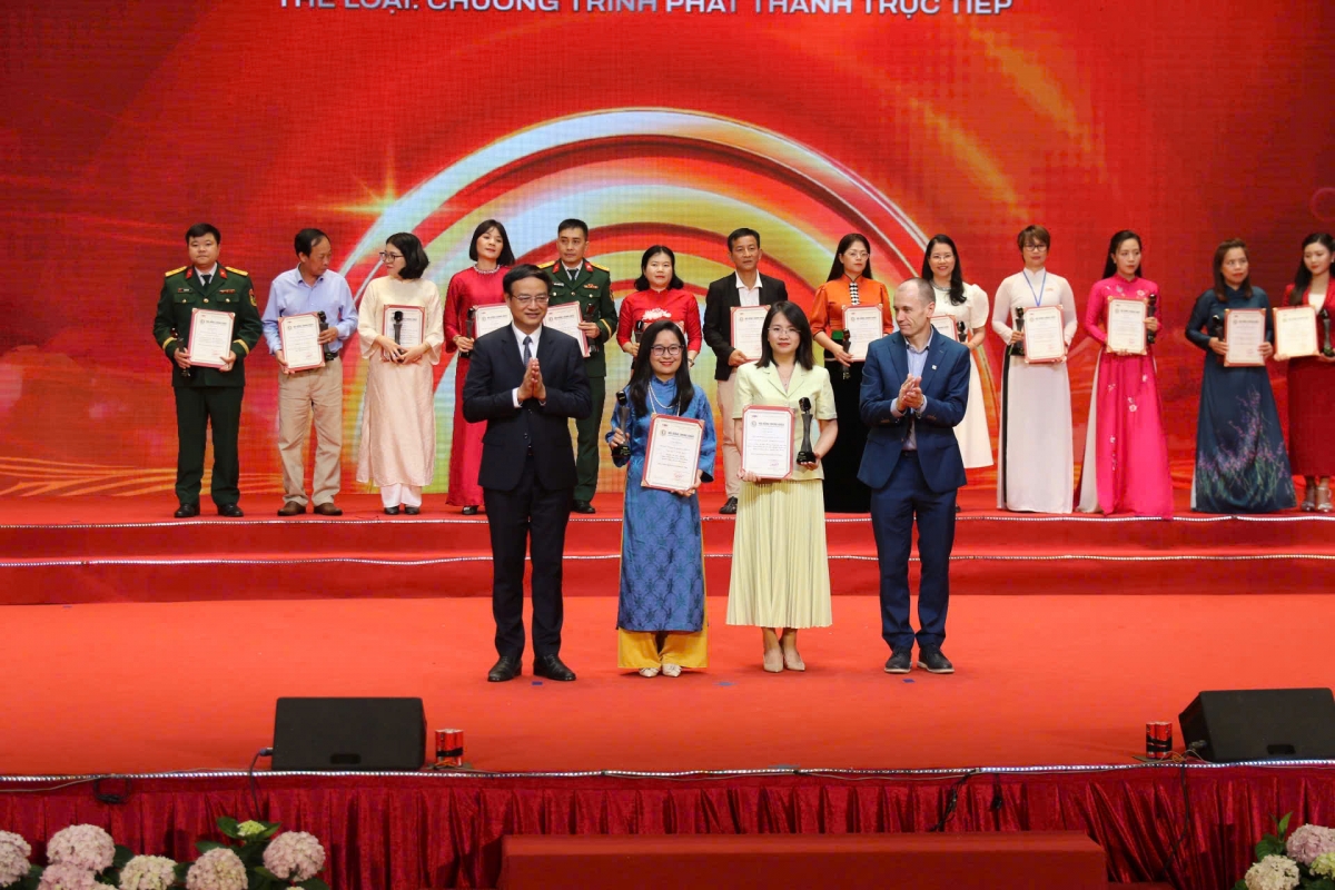 Tác giả Mỹ Trang lên nhận giải Đồng tại Liên hoan phát thanh 2026