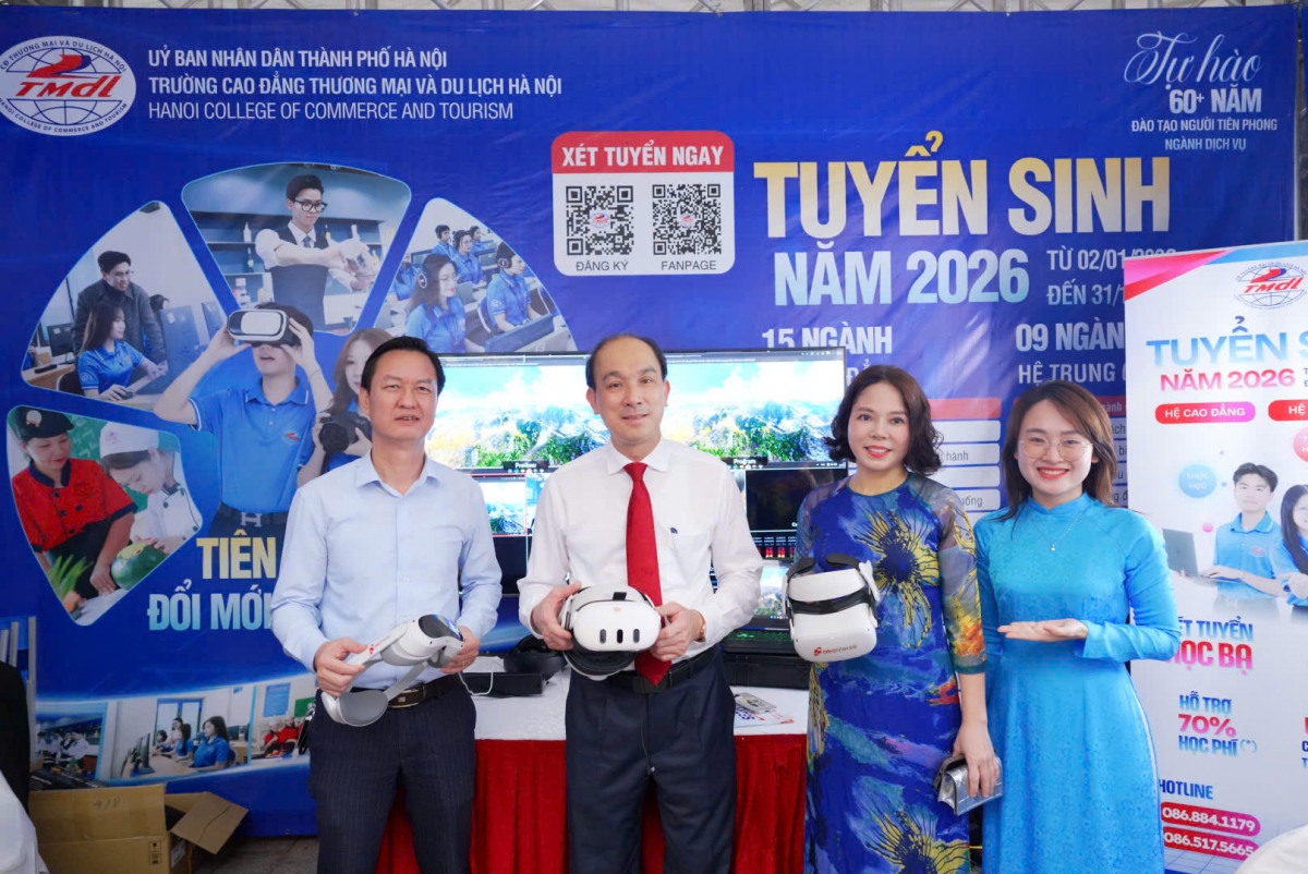 TS. Trịnh Thị Thu Hà, Hiệu trưởng Trường Cao đẳng Thương mại và Du lịch Hà Nội hướng dẫn trải nghiệm công nghệ VR/AR tới ông Nguyễn Tây Nam, Phó Giám đốc Sở Nội vụ Hà Nội và ​Ông Vũ Quang Thành, Phó Giám đốc Trung tâm Dịch vụ việc làm Hà Nội tại Ngày hội (Ảnh BTC)