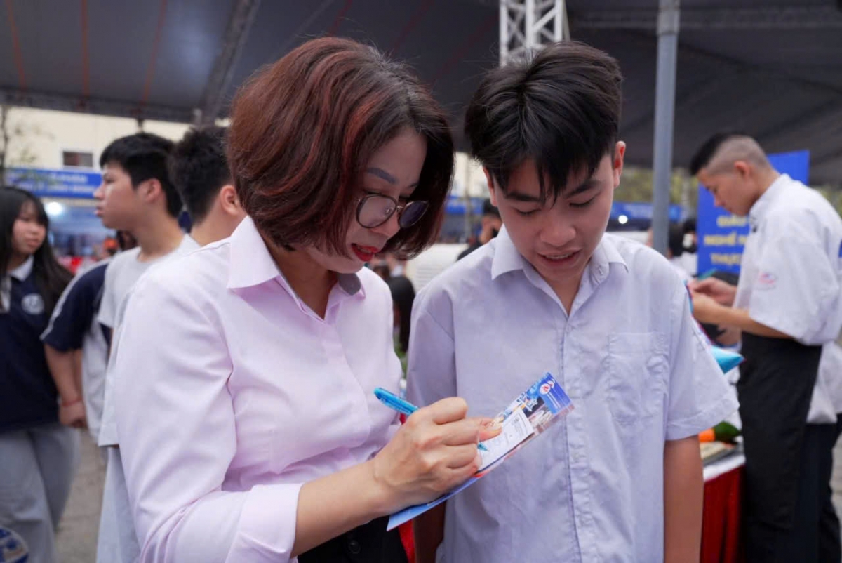 Giáo viên trực tiếp tư vấn, hướng nghiệp cho học sinh