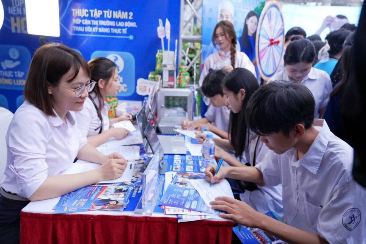 Tư vấn tuyển sinh, hướng nghiệp dành cho học sinh cuối cấp THCS, THPT tại ngày hội (Ảnh BTC)