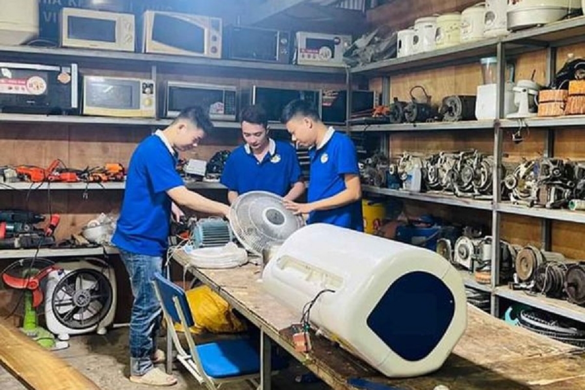 Các học viên thực hành sửa chữa điện dân dụng (Ảnh: Trung tâm dạy nghề Thanh Xuân)