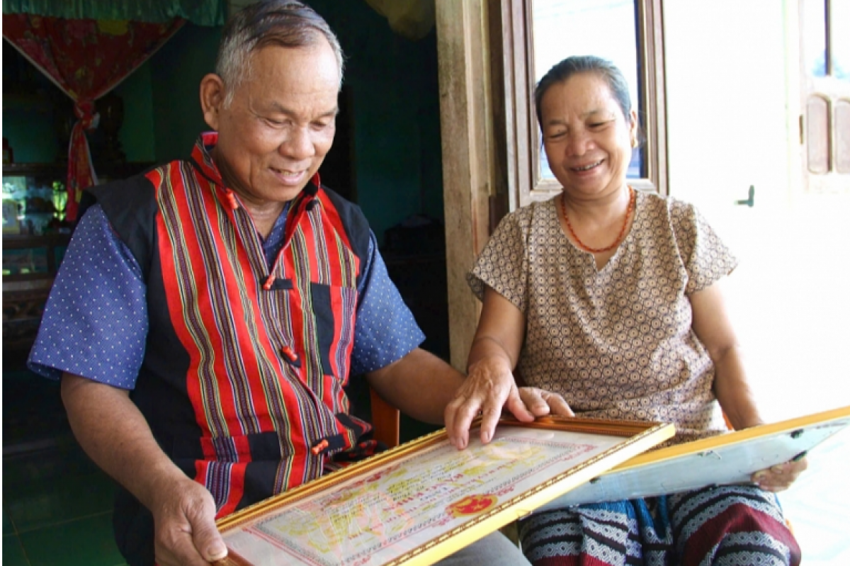 Ông Hồ Phay và vợ hạnh phúc khi những cống hiến lặng thầm của ông được ghi nhận.